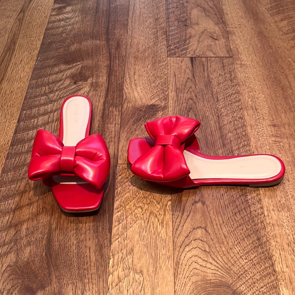 Bamboo Woman’s Red Bow Sandals Size 8.5